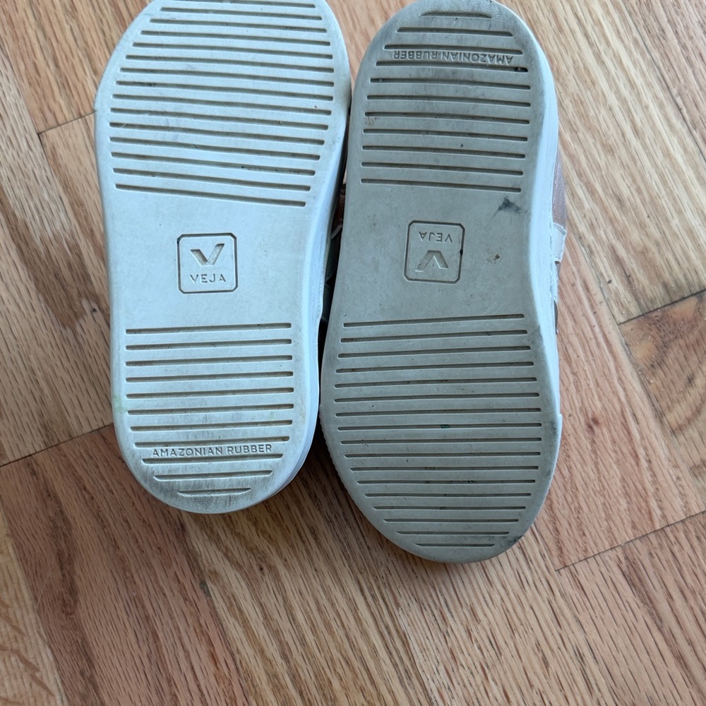 Toddler Veja Esplar Metallic Gold Velcro Sneakers - Picture 8 of 8